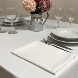 Weißfarbige Tischdecken