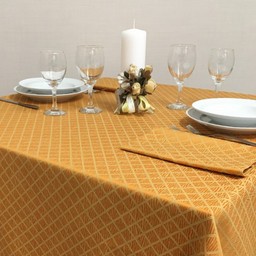 Orangefarbige Tischdecken