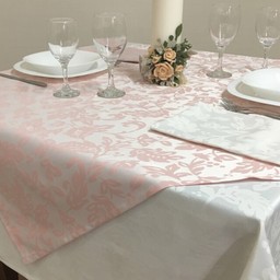 Rosafarbige Tischdecken