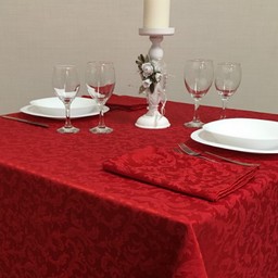 Rotfarbige Tischdecken